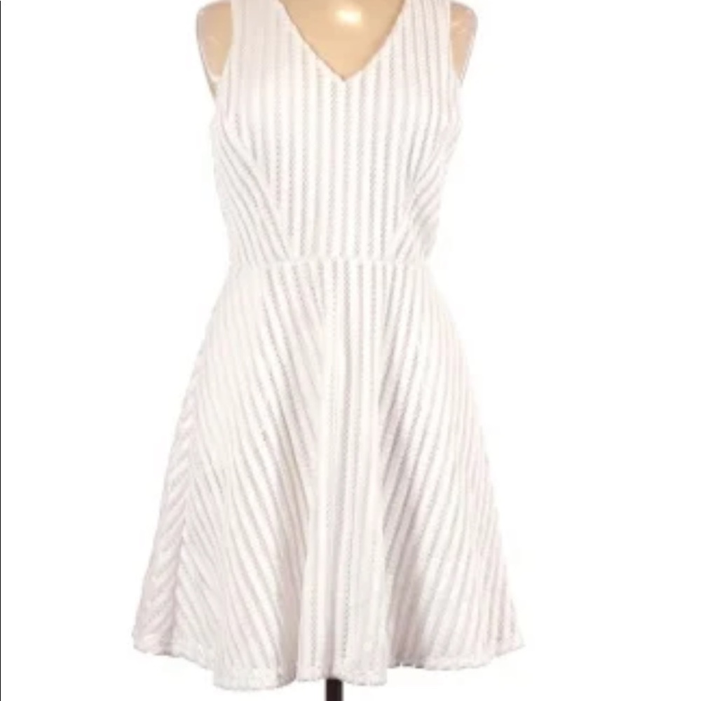 Apt. 9 Short White V-Neck Dress with Pockets
